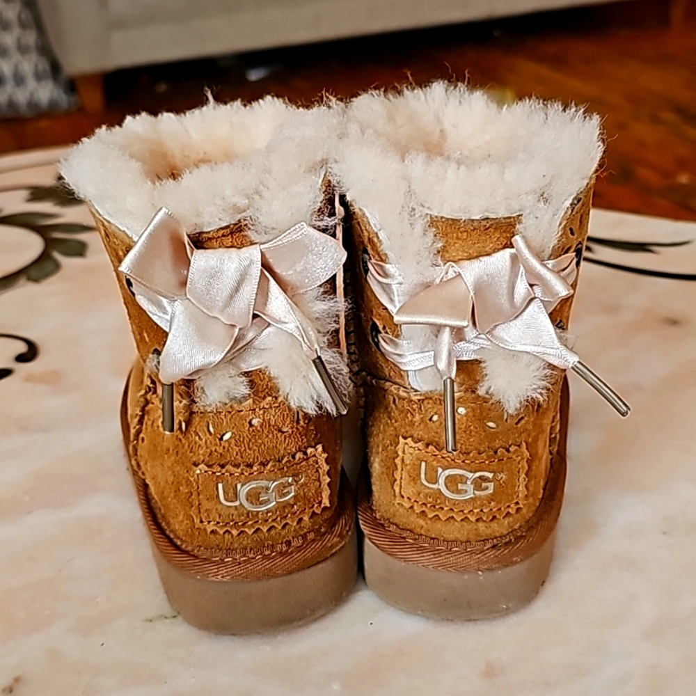 UGG BAILEY BOW worn for 2 hours only
